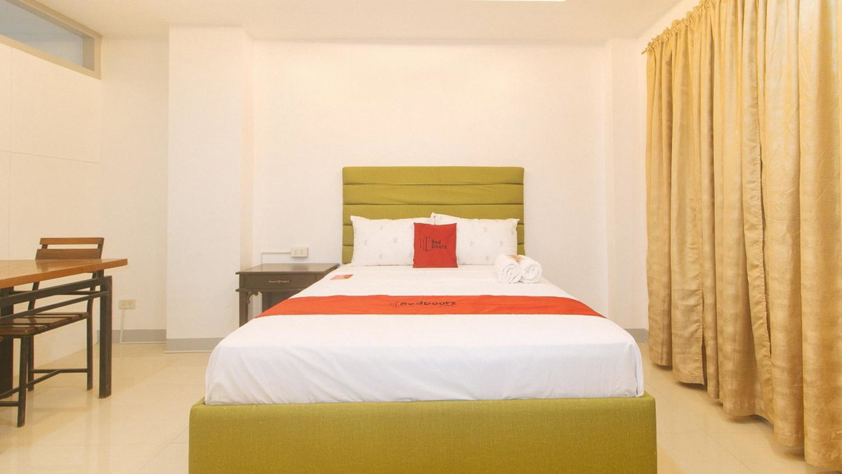 Hotel · RedDoorz at EBM One Building, Iloilo City