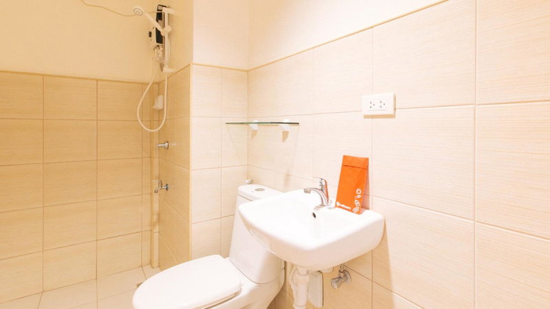 RedDoorz Plus at Alpina Heights Paranaque, Manila, Philippines