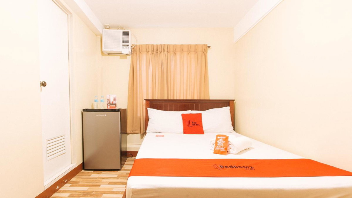 RedDoorz near PNR Espana Station, Philippines