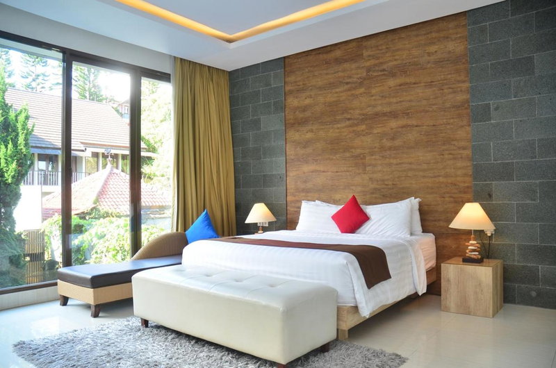 Harmony Hilltop City View Villa 4 Bedrooms With a Private Heated Swimming Pool and a Billiard Table, Bandung, Indonesia