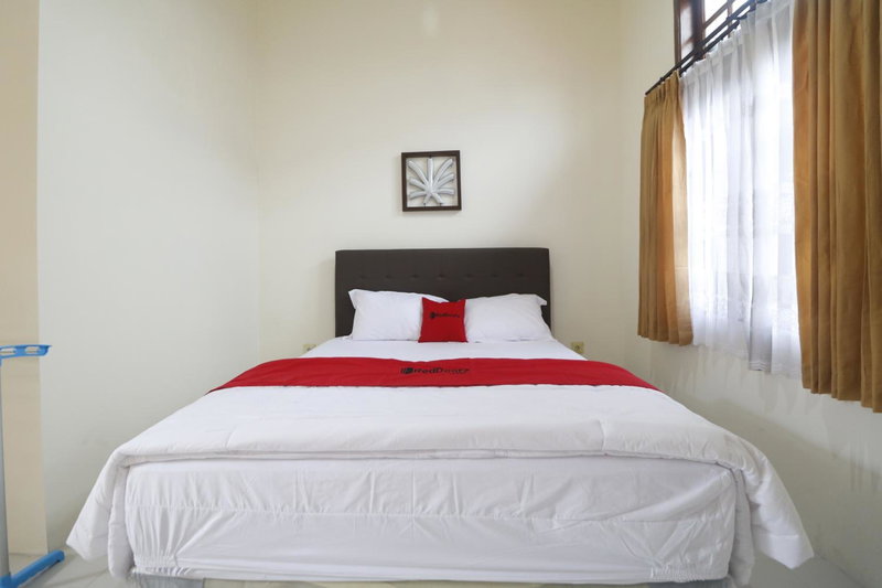 RedDoorz Syariah near Gelora Delta Sidoarjo, Sidoarjo, Indonesia