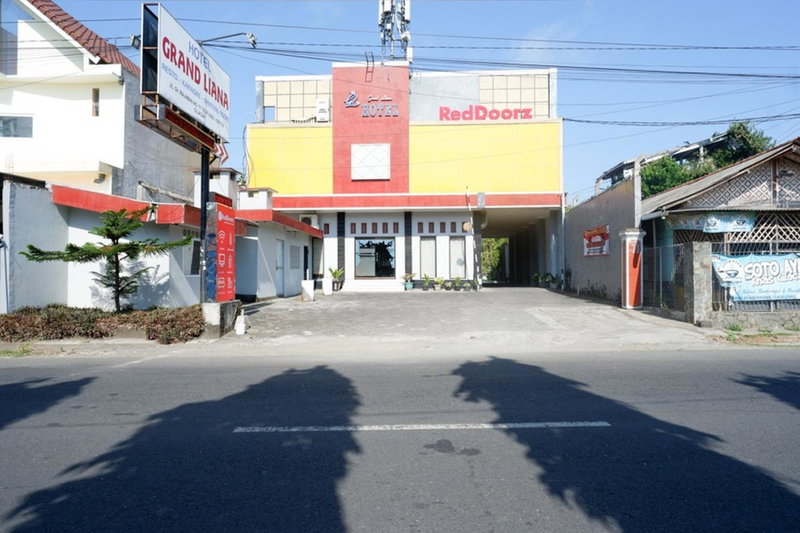 RedDoorz Plus near Stadion Wijaya Kusuma, Cilacap, Indonesia