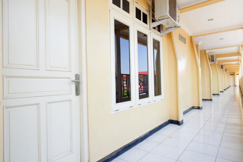 RedDoorz Plus near Stadion Wijaya Kusuma, Cilacap, Indonesia