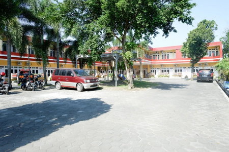 RedDoorz Plus near Stadion Wijaya Kusuma, Cilacap, Indonesia