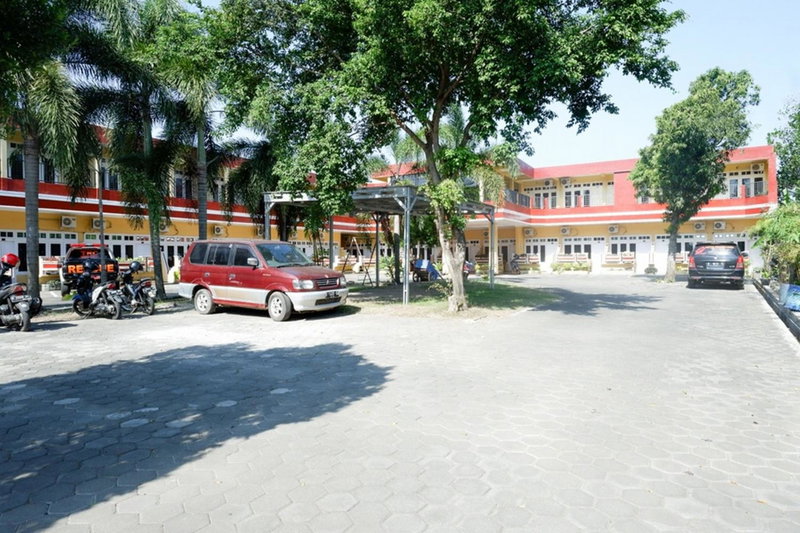 RedDoorz Plus near Stadion Wijaya Kusuma, Cilacap, Indonesia