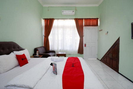 RedDoorz Plus near Stadion Wijaya Kusuma, Cilacap, Indonesia