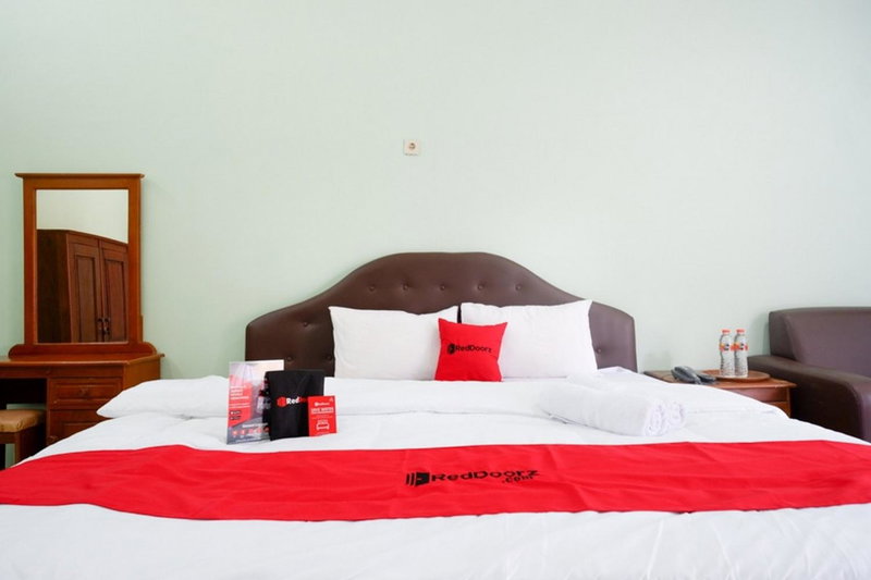 RedDoorz Plus near Stadion Wijaya Kusuma, Cilacap, Indonesia