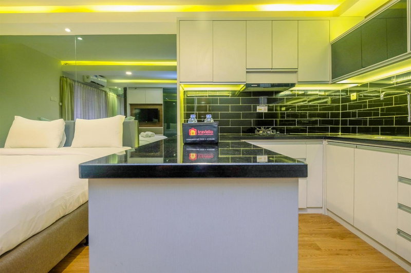 Elegant and Comfy Studio Amethyst Apartment By Travelio, Jakarta, Indonesia