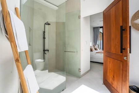 Villa Ozkar - Elegant 3 Bedroom Villa with Pool & Sunset Terrace, Canggu, Indonesia