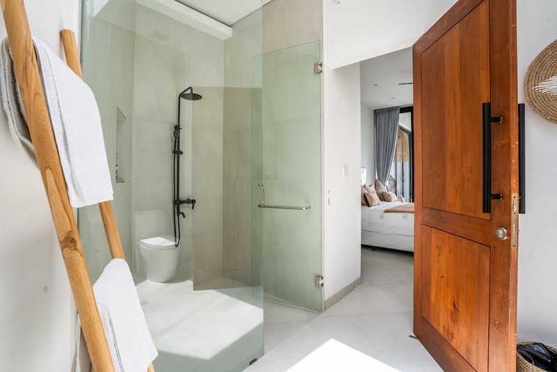 Villa Ozkar - Elegant 3 Bedroom Villa with Pool & Sunset Terrace, Canggu, Indonesia