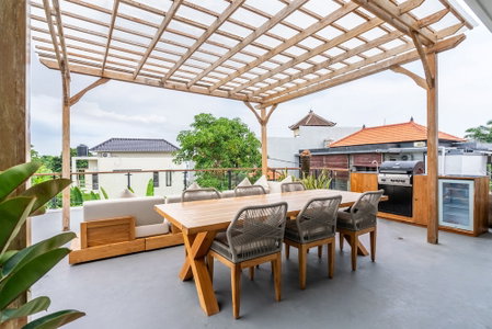 Villa Ozkar - Elegant 3 Bedroom Villa with Pool & Sunset Terrace, Canggu, Indonesia