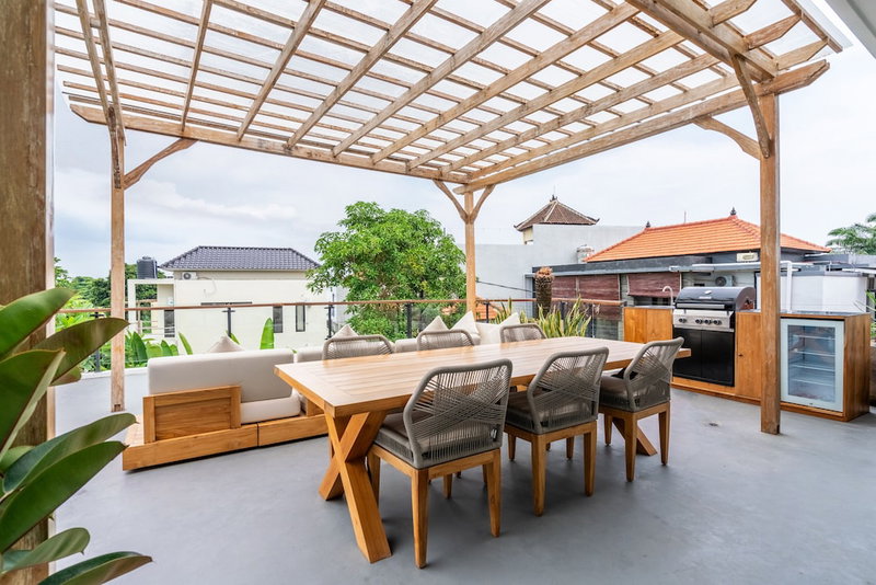 Villa Ozkar - Elegant 3 Bedroom Villa with Pool & Sunset Terrace, Canggu, Indonesia