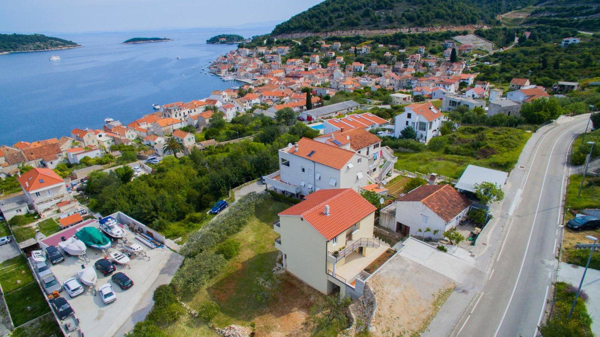 Hotel · Apartment Sandra (2+2) with a breathtaking view, Vis