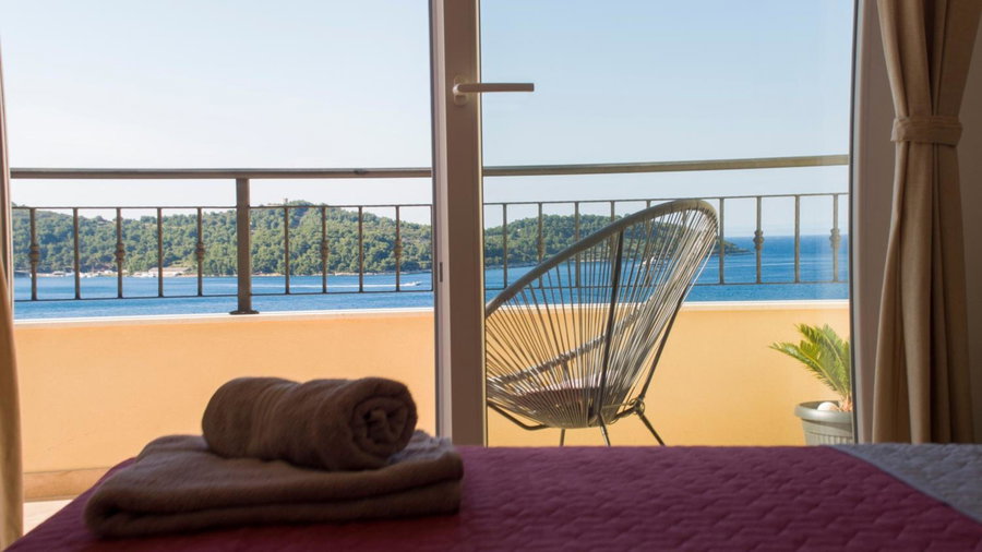 Apartment Sandra (2+2) with a breathtaking view, Vis, Croatia