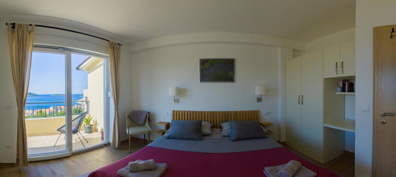 Apartment Sandra (2+2) with a breathtaking view, Vis, Croatia