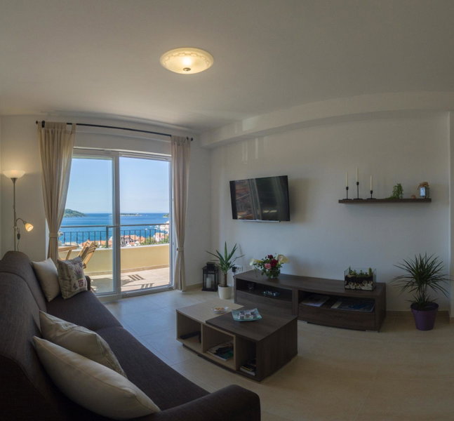 Apartment Sandra (2+2) with a breathtaking view, Vis, Croatia