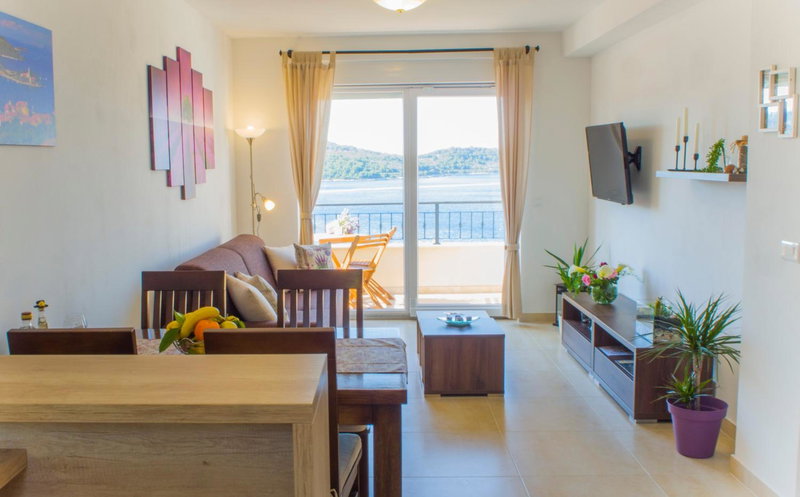 Apartment Sandra (2+2) with a breathtaking view, Vis, Croatia