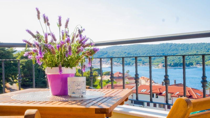 Apartment Sandra (2+2) with a breathtaking view, Vis, Croatia