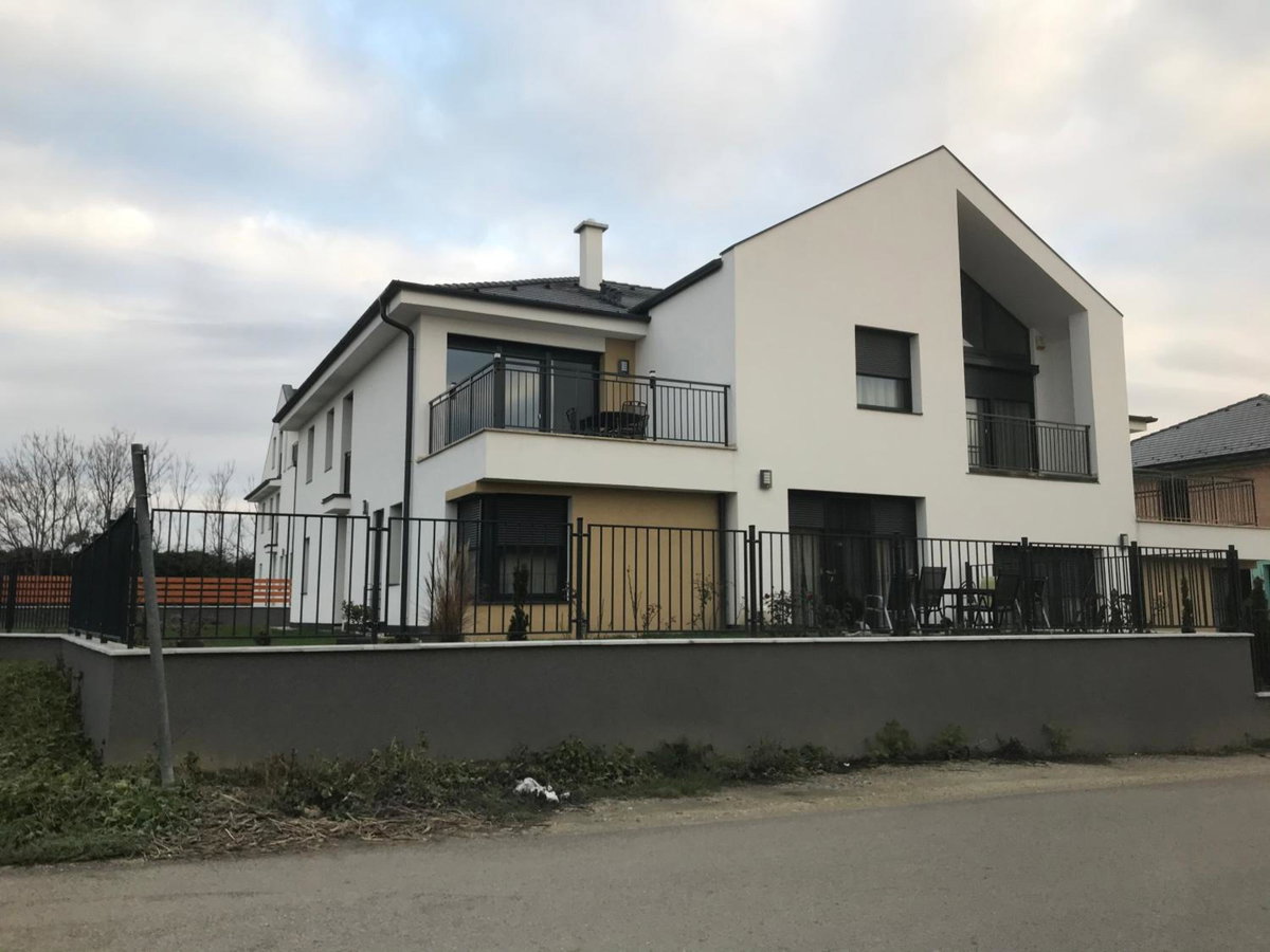 Jada Lakás, Hongrie