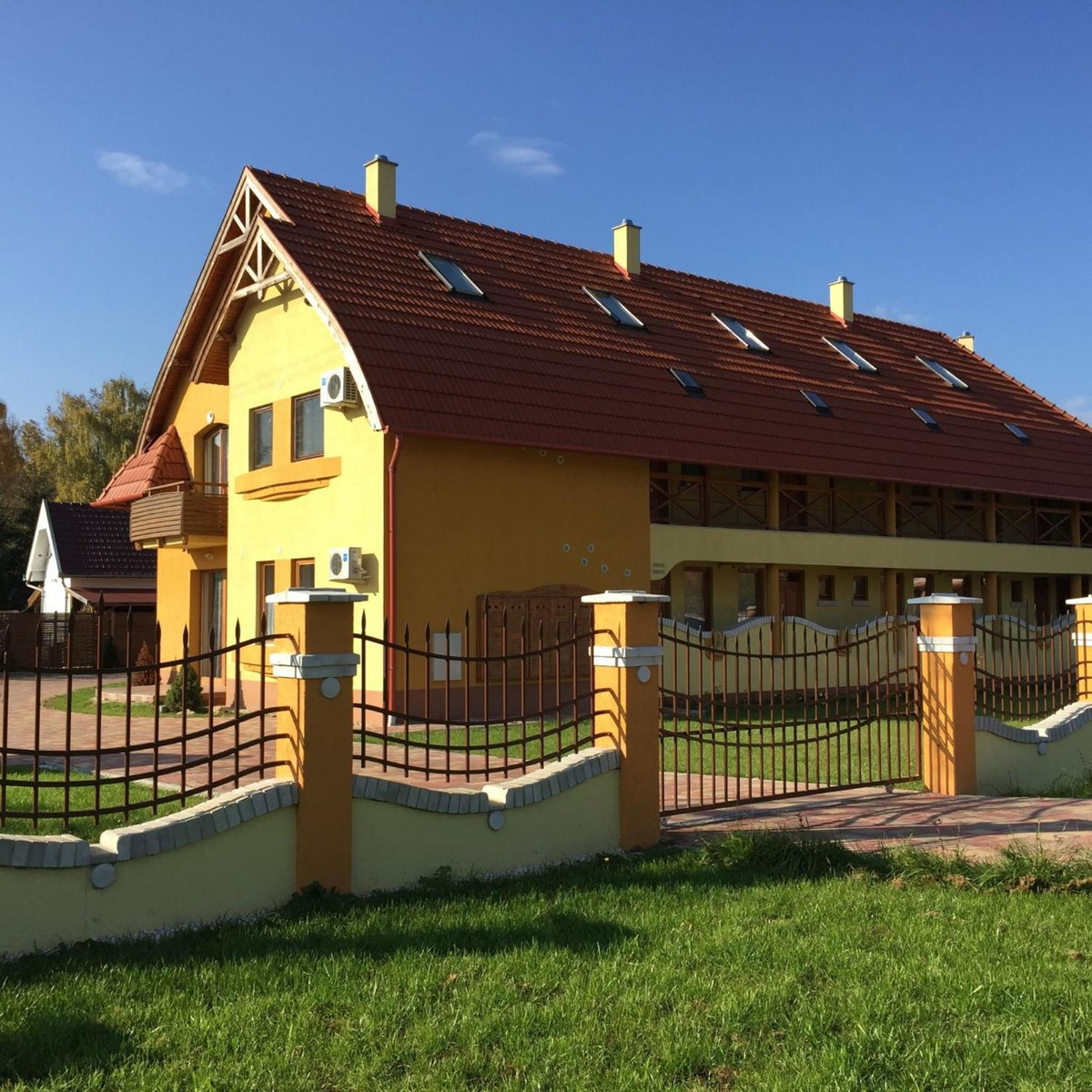 Tiborc Apartman, Ungarn