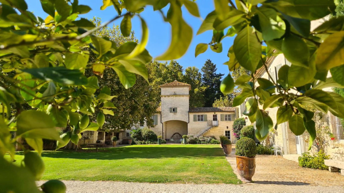 Hotel · DOMAINE DES CLOS Hôtel et appartements- Teritoria, Beaucaire