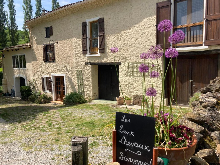The Two Horses Guest Rooms, Rouvenac, France