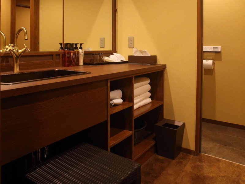 Kanazawa Yuwaku Onsen Kokarian, Kanazawa, Japan