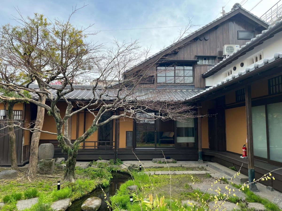 Hotel mio, Japan