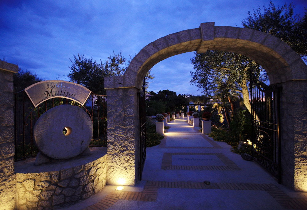 Al Mulino, Italy