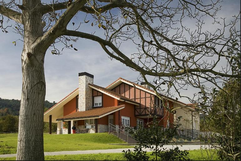 Hotel · Madarian, Lezama