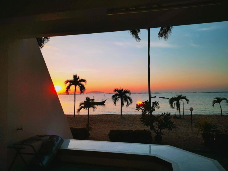 มารินอส บีชเฮ้าส์ Marinos Beach house, Si Racha, Thailand