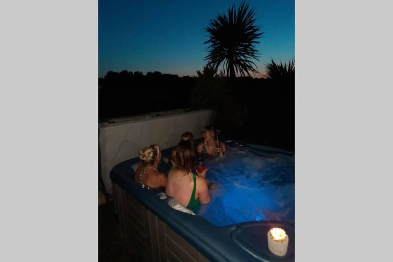 The Loft at Rock Cottage with hot tub, Garvagh, United Kingdom