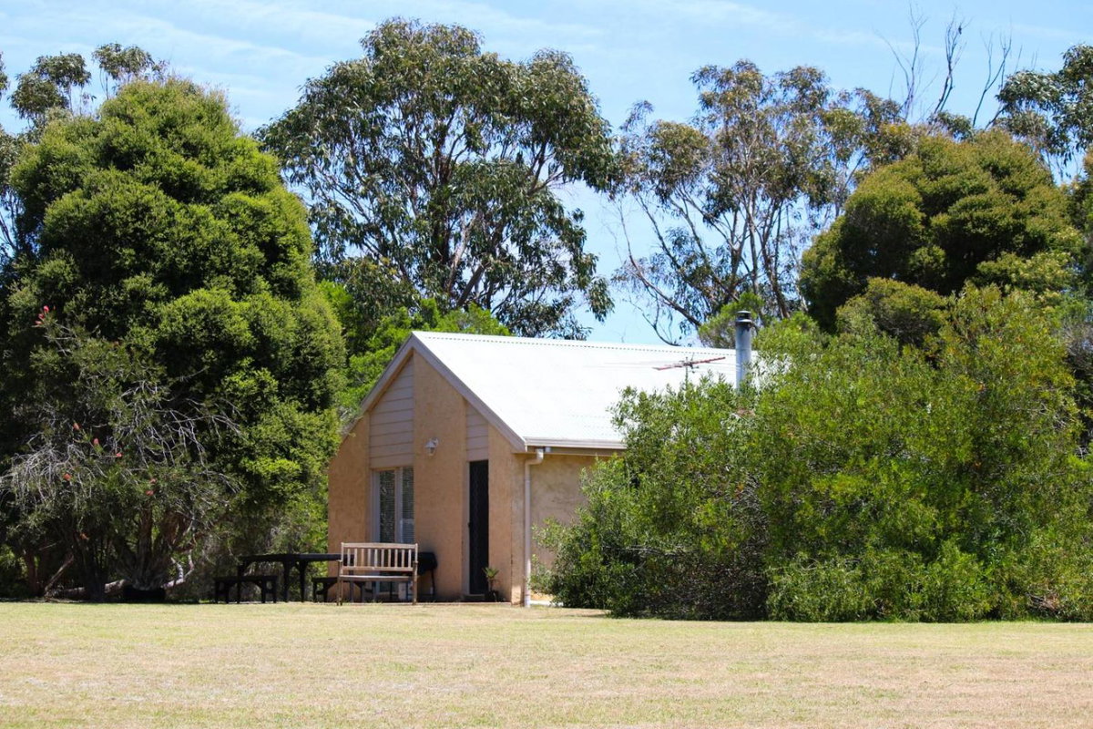 Hotel · Bells Beach Cottages - Pet friendly cottage with wood heater, Torquay