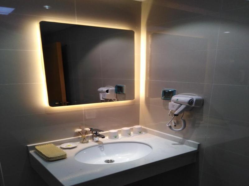 GreenTree Inn Shanghai Jinshan District Wanda Plaza Longhao Road Express Hotel, Jinshan, China