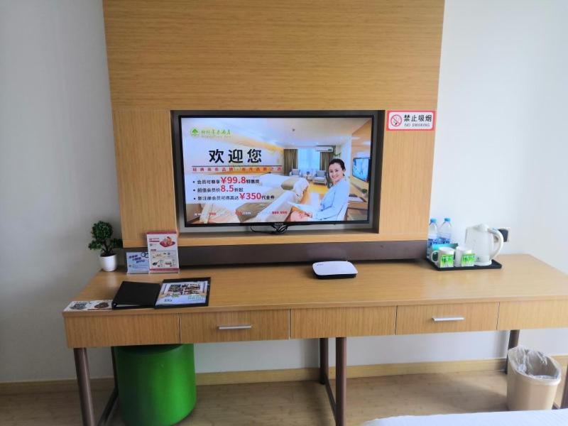 GreenTree Inn Shanghai Jinshan District Wanda Plaza Longhao Road Express Hotel, Jinshan, China