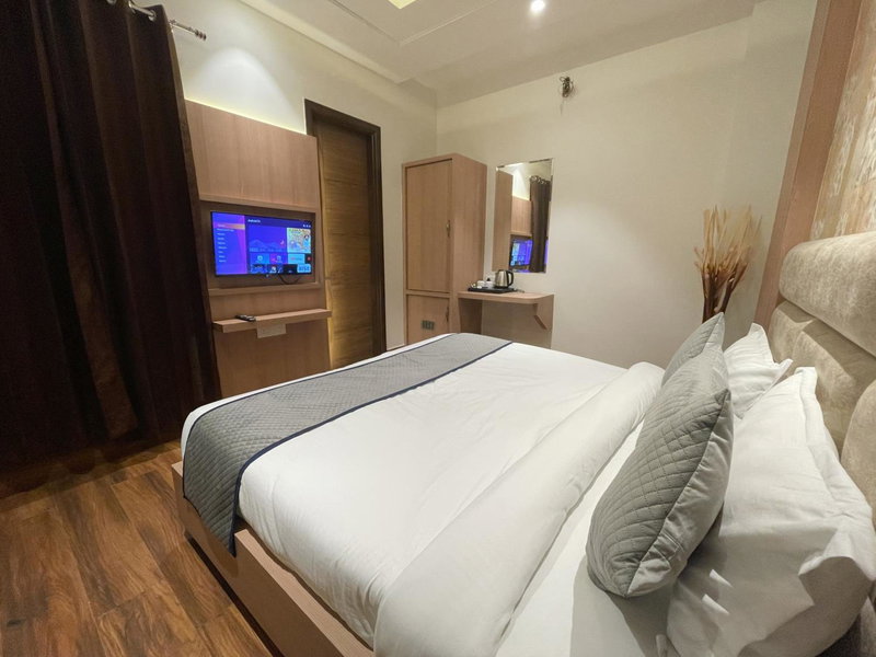 Hotel Crown Savoy, Near Railway Station & GURU NANAK DEV UNIVERSITY, Amritsar, India