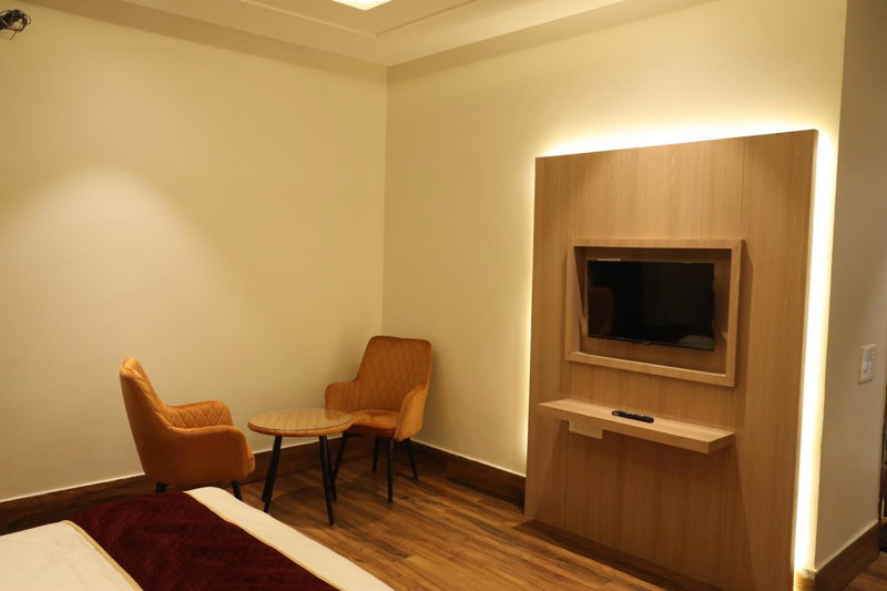 Hotel Crown Savoy, Near Railway Station & GURU NANAK DEV UNIVERSITY, Amritsar, India