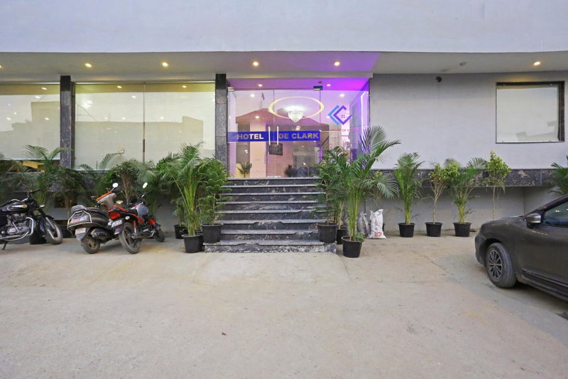 Hotel De Clark Luxury Airport Hotel near Delhi IGI Airport T3 with Free WiFi & 24x7 Check-in, New Delhi, India