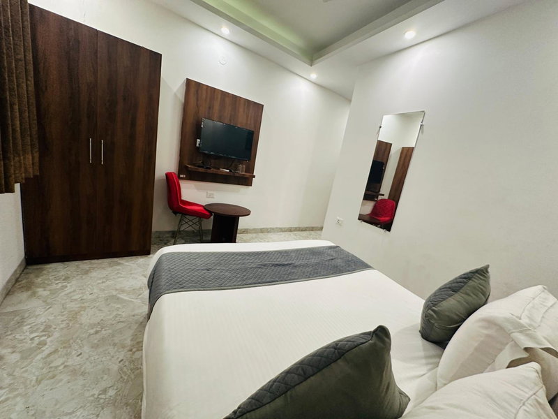 Hotel De Clark Luxury Airport Hotel near Delhi IGI Airport T3 with Free WiFi & 24x7 Check-in, New Delhi, India