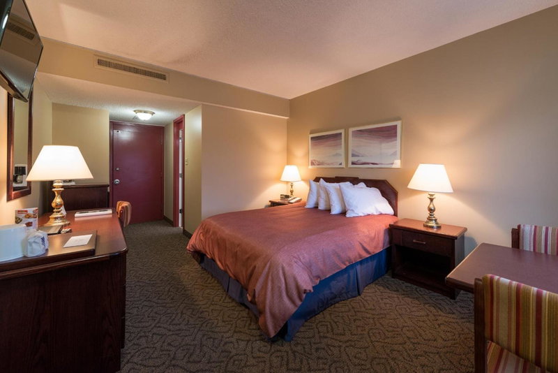 Travelodge by Wyndham Winnipeg Airport West, Winnipeg, Canada