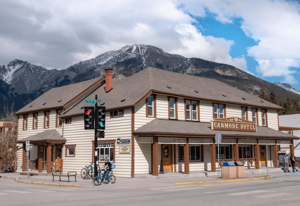 PARTY HOSTEL - The Canmore Hotel Hostel, Canada