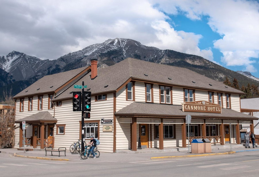 PARTY HOSTEL - The Canmore Hotel Hostel, Canmore, Canada