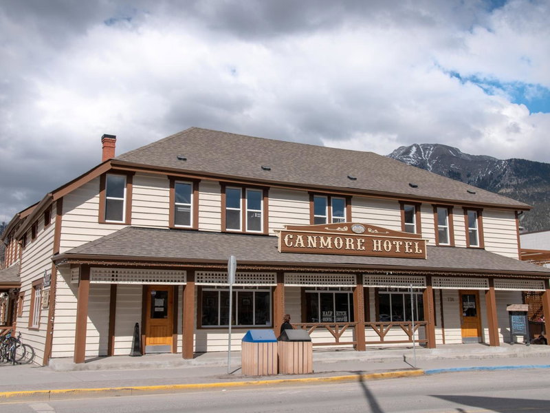 PARTY HOSTEL - The Canmore Hotel Hostel, Canmore, Canada