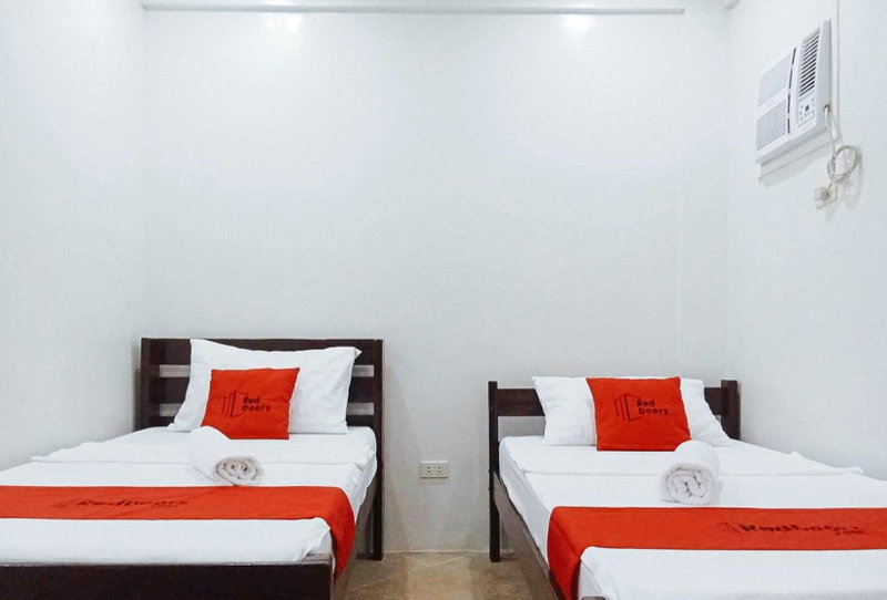 RedDoorz at Davids Travellers Inn Cavite, General Trias, Philippines