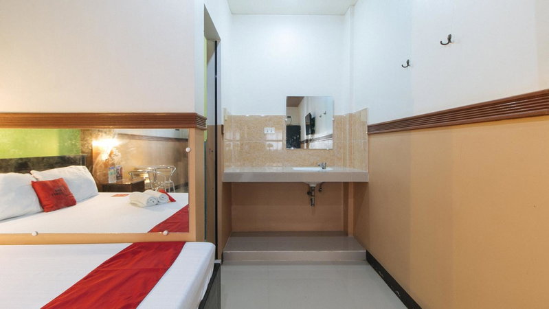 RedDoorz Plus near Municipality of Luisiana Laguna, Laguna, Philippines