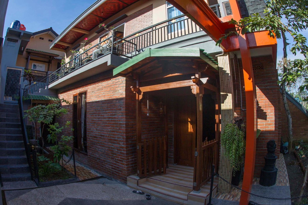 Hotel · Crown Guest House, Ambarawa