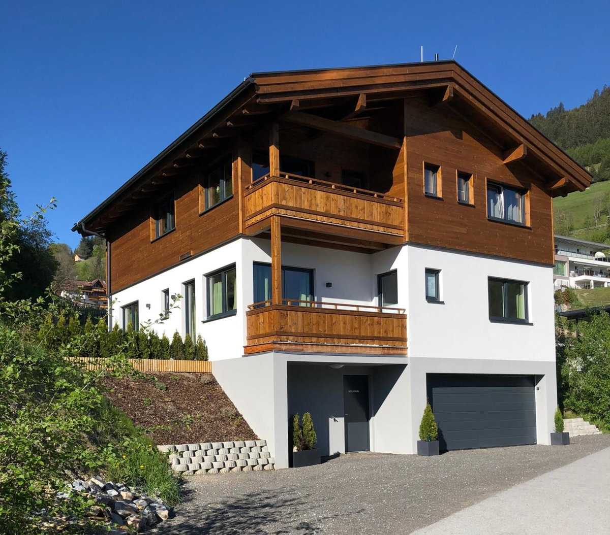 Mounira Ladis, Austria