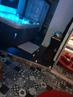 SPABYELLEETLUI spa rouge ou bleu, Mouscron, Belgium