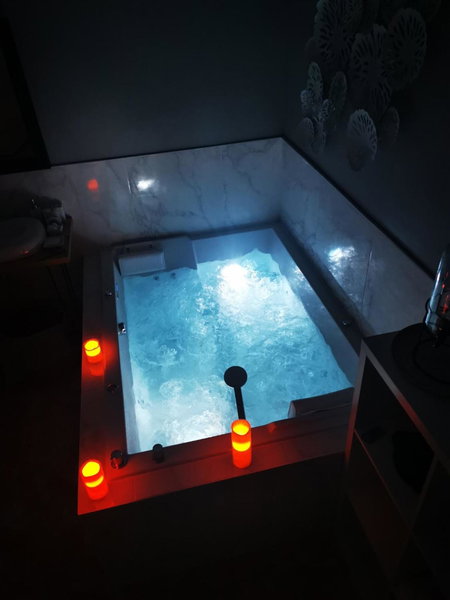 SPABYELLEETLUI spa rouge ou bleu, Mouscron, Belgium