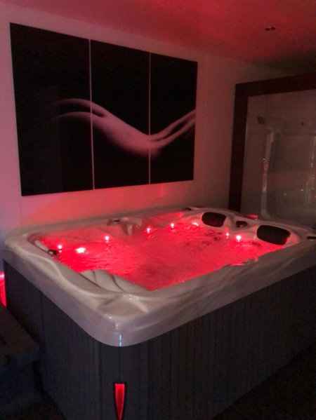 SPABYELLEETLUI spa rouge ou bleu, Mouscron, Belgium